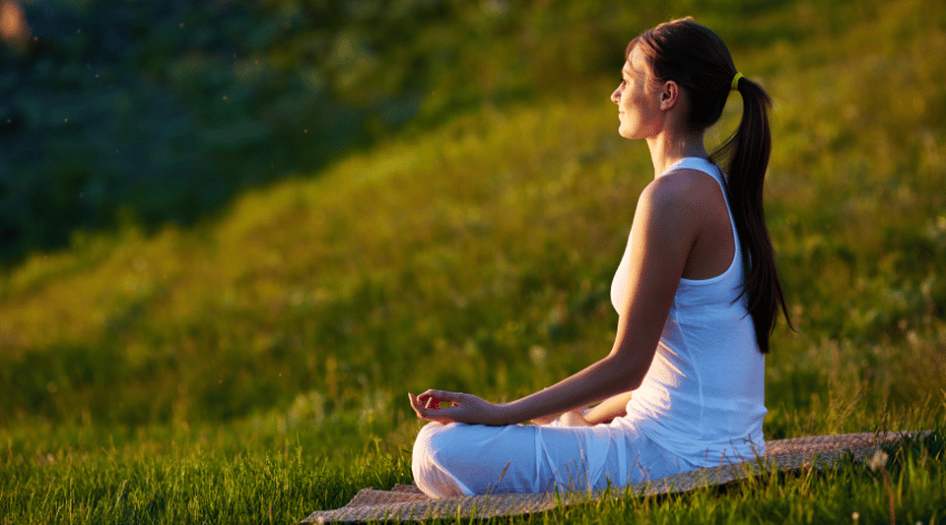 Yoga sul prato durante Team Building Alto Adige
