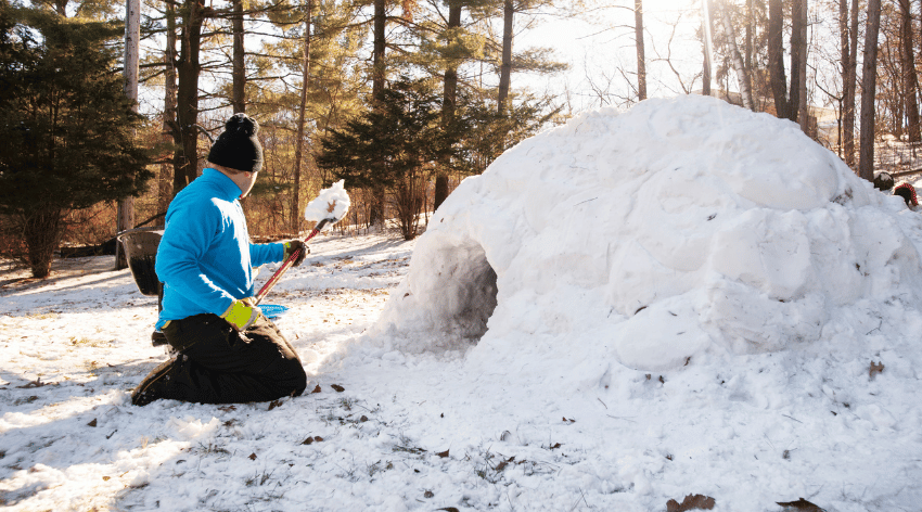 Uomo costruisce un igloo