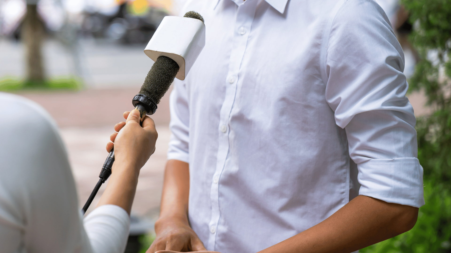 Reporter intervista un uomo