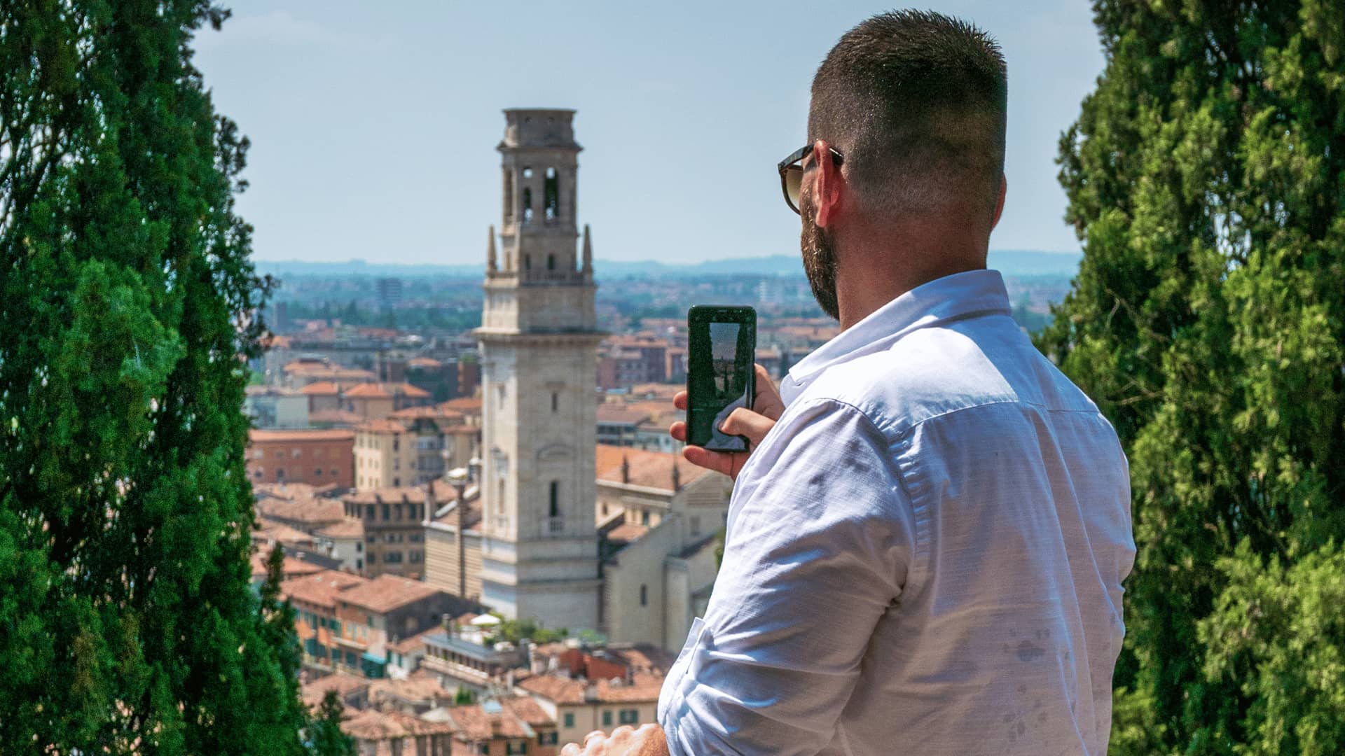 Uomo fa una foto dall'alto 