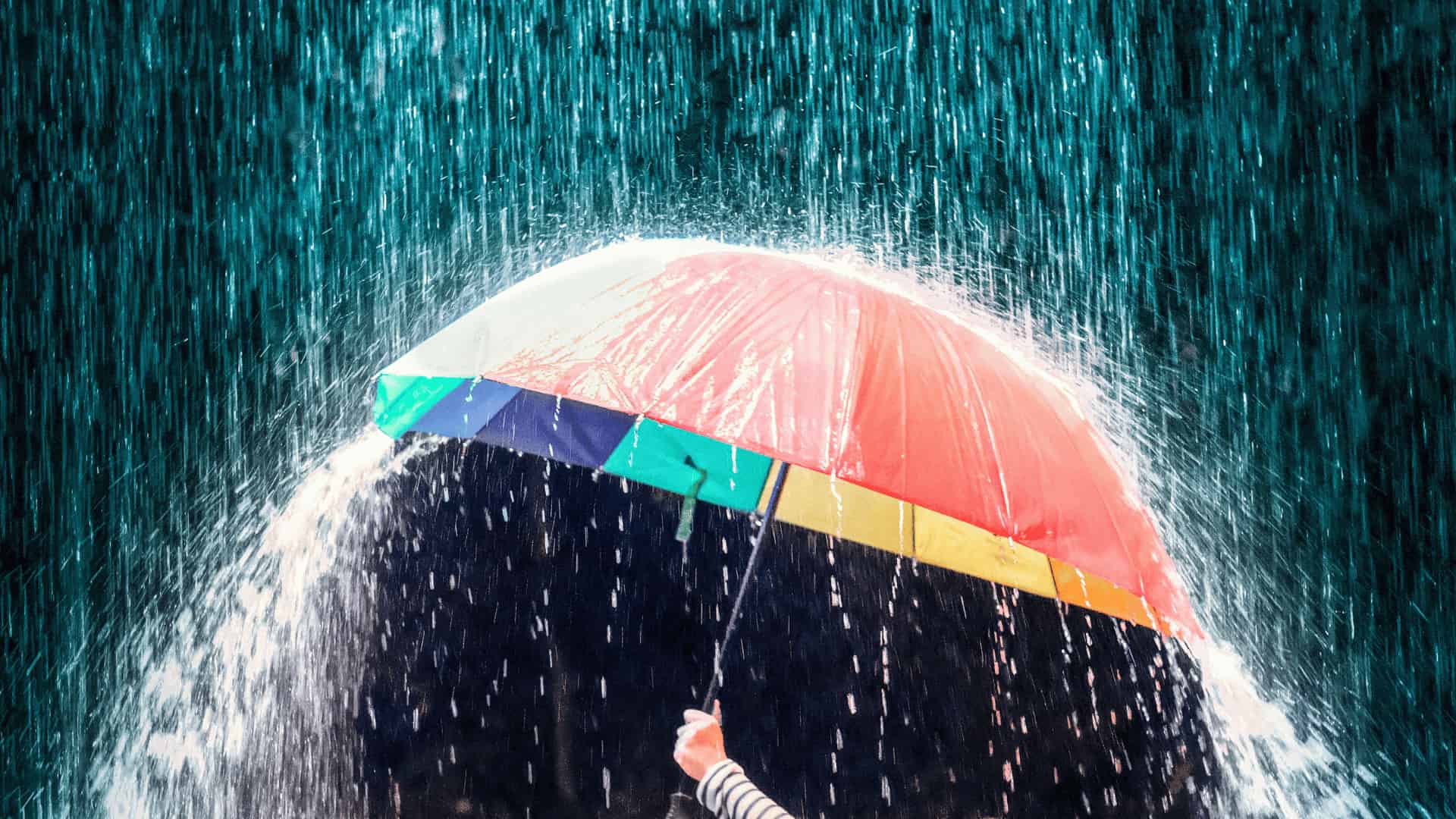 Ombrello sotto la pioggia